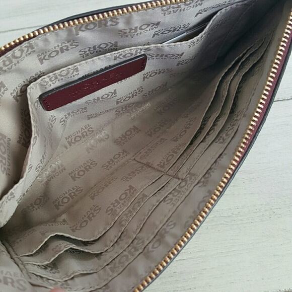 Michael Kors Saffiano Studded zip clutch merlot - Picture 6 of 7